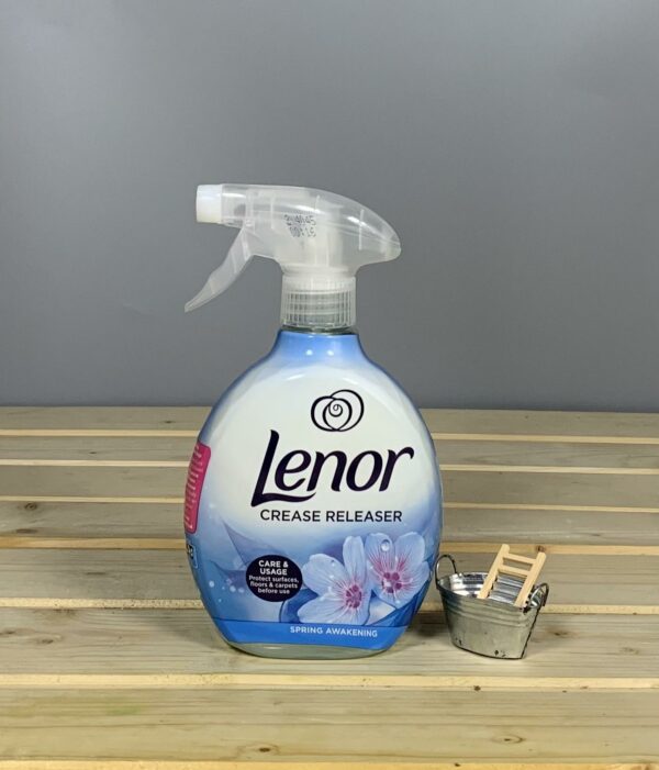 Спрей-кондиціонер для розгладження складок на одязі Lenor Crease Releaser Spring Awakening - 500 мл.