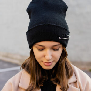 Рвана Шапка Without Shovel Destroyed Black Woman