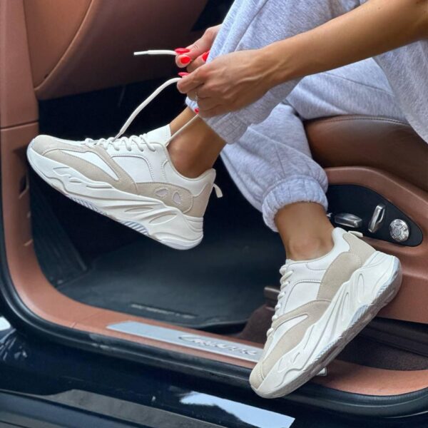 Жіночі кросівки